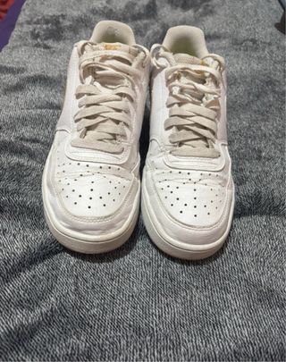 Sapatilhas Nike Branco e Dourado Tam 40