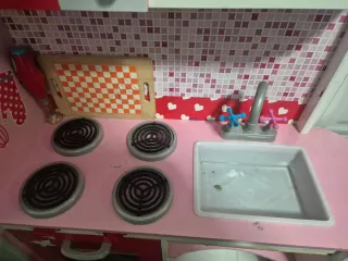 Cocina de juguete rosa de madera