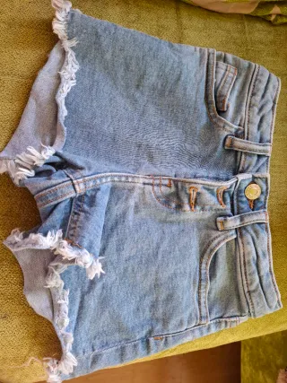 Pantalón corto vaquero desgastado