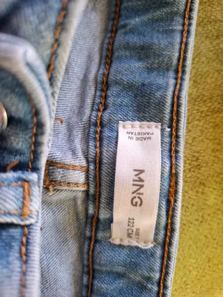 Pantalón corto vaquero desgastado