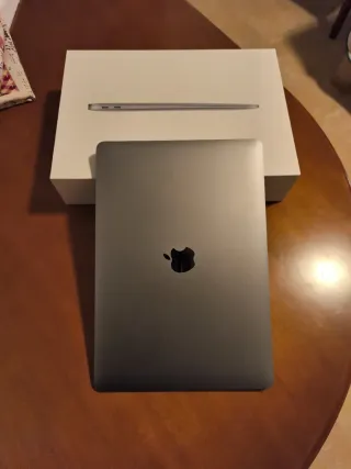 MacBook Air 13" (2019) Retina • 8GB/256GB • Caja