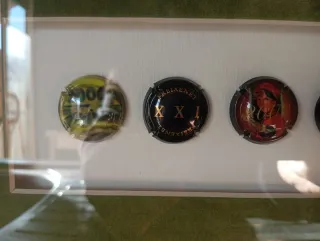 Colección de chapas enmarcadas