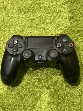 PS4 (PlayStation 4) con controller