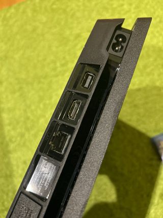 PS4 (PlayStation 4) con controller