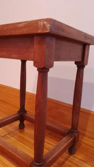 Taburete artesanal único hecho a medida