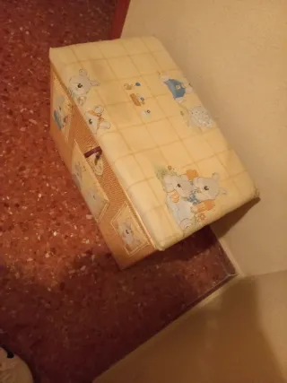 Baúl infantil con dibujos de conejos