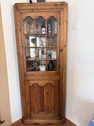 Mueble esquinero de madera con vitrina