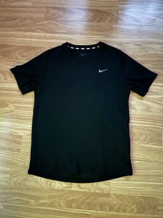 Camiseta deportiva Nike negra