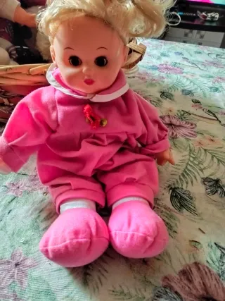 Bambola rosa con biberon