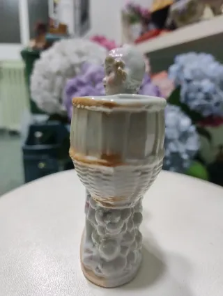Figura porcelana niña con cesta