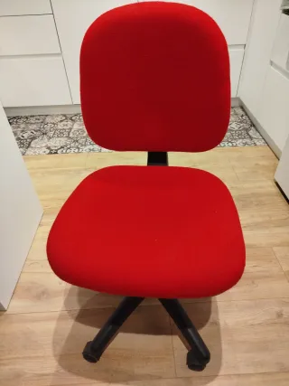 Silla de oficina roja y negra