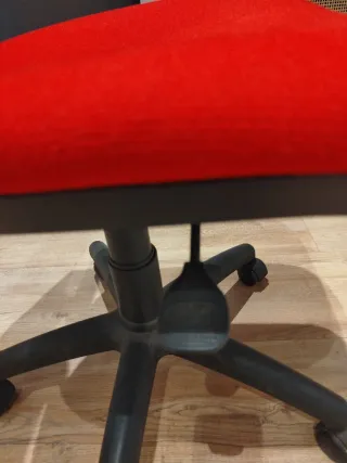 Silla de oficina roja y negra