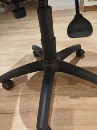 Silla de oficina roja y negra