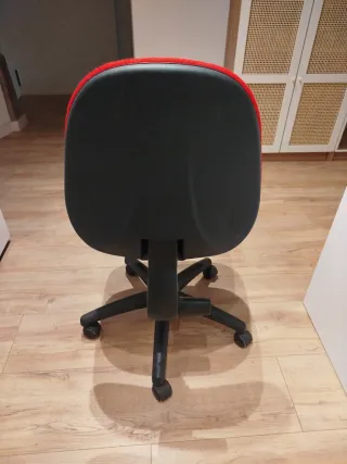 Silla de oficina roja y negra