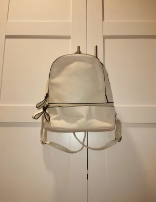 Mochila de cuero sintético blanco