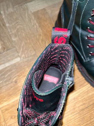 Botas Levi's negras y rojas