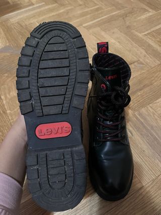 Botas Levi's negras y rojas