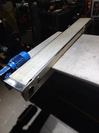 Cinta transportadora con motor