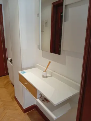 Mueble recibidor blanco con cajón y espejo
