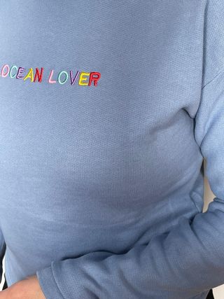 Sudadera corta Act & Be azul con bordado