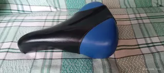 Sillín de bicicleta azul y negro