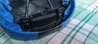 Sillín de bicicleta azul y negro