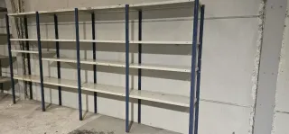 Estanterías metálicas modulares.
