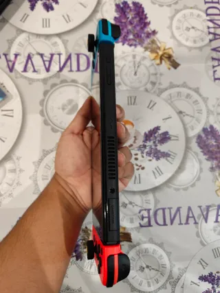 Nintendo Switch OLED Azul y Rojo + Zelda BOTW.