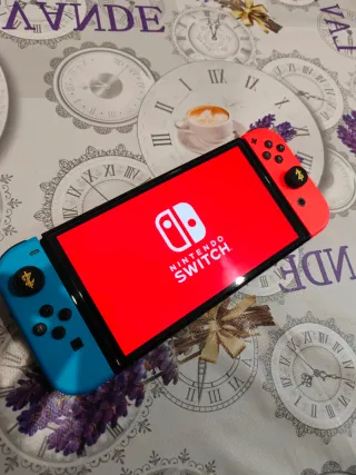 Nintendo Switch OLED Azul y Rojo + Zelda BOTW.