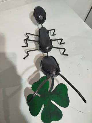 Hormiga artesanal con hoja