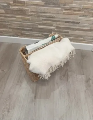 Revistero de mimbre beige