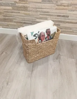 Revistero de mimbre beige