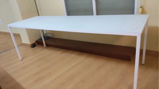 Mesa de oficina o escritorio blanca y de cristal