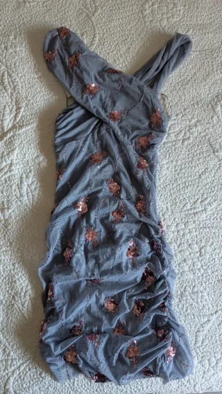 Vestido gris azulado con brillos cobre
