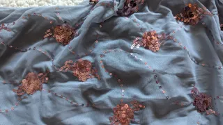 Vestido gris azulado con brillos cobre