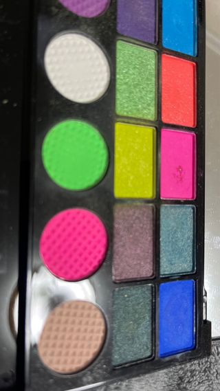 Paleta de sombras multicolor ideal Carnaval