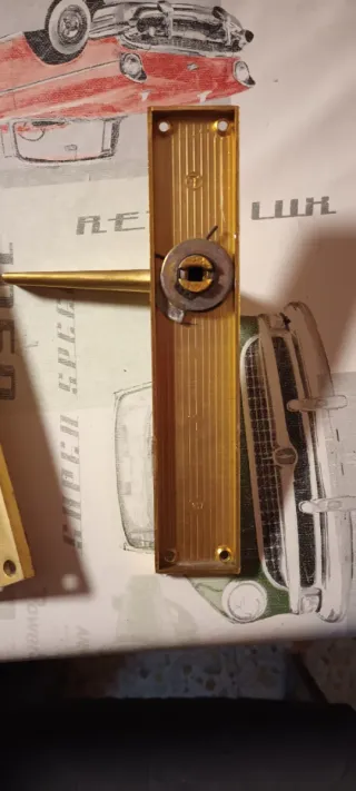 Manetas de puerta doradas