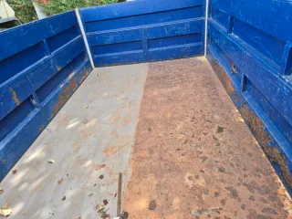 Remolque azul y blanco