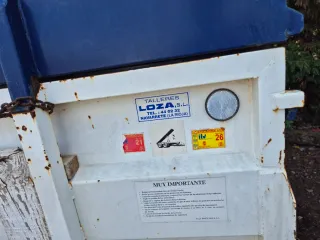 Remolque azul y blanco