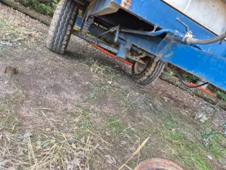 Remolque azul y blanco