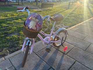 Bicicleta infantil rosa con ruedines