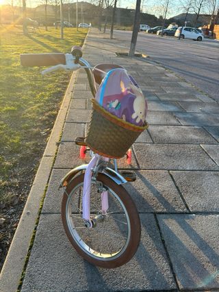 Bicicleta infantil rosa con ruedines