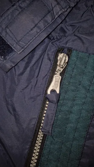 Impermeable azul y rojo