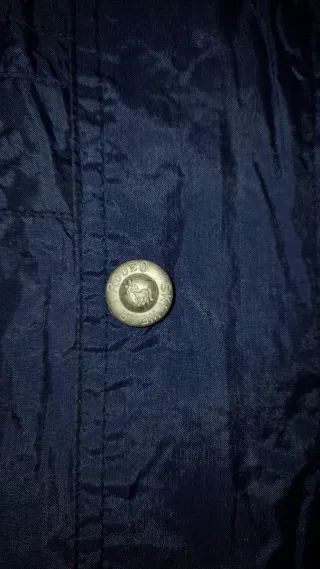 Impermeable azul y rojo