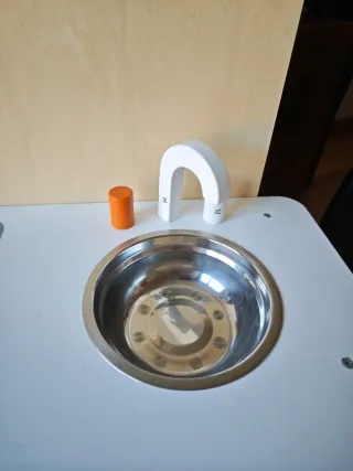 Cocinita de madera con accesorios