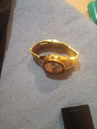 Reloj Dorado Elegante Poco Uso, no sé sabe marca.
