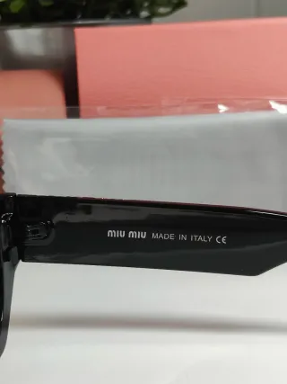 Gafas de sol Miu Miu negras y doradas