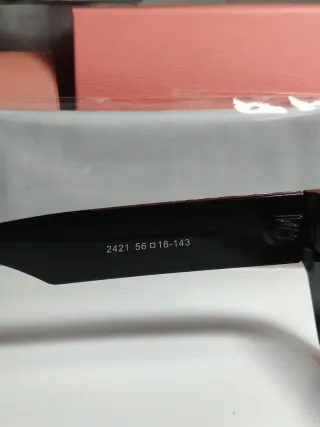 Gafas de sol Miu Miu negras y doradas