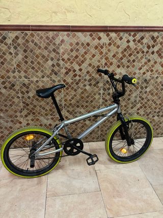 Bicicleta BMX plateada