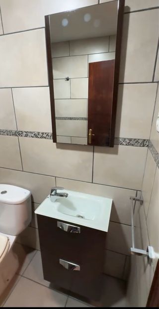 Mueble baño pequeño con espejo y grifo